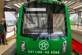 Người Hà Nội háo hức xem đoàn tàu đường sắt trên cao Cát Linh - Hà Đông