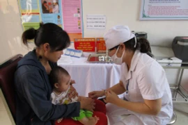 Đến hết 2016 vẫn khan hiếm vaccine dịch vụ "5 trong 1", "6 trong 1"