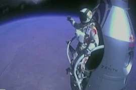 Rơi tự do từ độ cao 39.000 mét