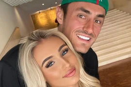 Hy hữu tay vợt cãi lộn với bạn gái ngay trên sân