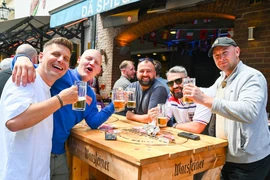Chỉ 2 ngày, CĐV Anh giúp nhà hàng Đức tiêu thụ lượng bia bằng 2 tháng