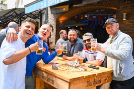 Chỉ 2 ngày, CĐV Anh giúp nhà hàng Đức tiêu thụ lượng bia bằng 2 tháng