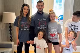 Con gái cựu cầu thủ Arsenal hồi phục thần kỳ sau ca mổ tim