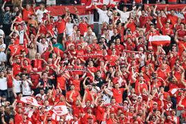 Một CĐV nhập viện khẩn cấp vì ngã từ tầng cao khán đài EURO 2024