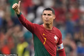 Ronaldo khoe bụng 6 múi dù đã ở tuổi 39