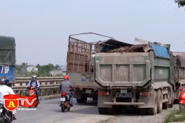 Nhức nhối tình trạng xe tải chở đất đá, vật liệu xây dựng rơi vãi