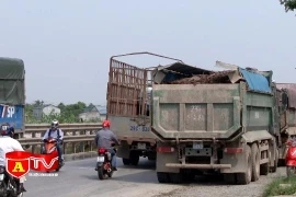 Nhức nhối tình trạng xe tải chở đất đá, vật liệu xây dựng rơi vãi