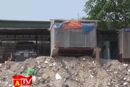 Sạt lở nhà ở đê sông Hồng, người dân bất an, lo lắng