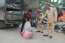 CSGT phát hiện hơn 2 tấn mỡ "bẩn" tuồn về Thủ đô