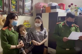 Chạy như bay vào châm lửa đốt xe máy, đứng không vững khi đọc lệnh khám nhà