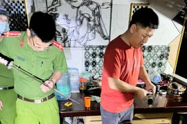 Hình ảnh bất ngờ bên trong chòi canh bãi trông giữ xe cuối đường Trần Cung