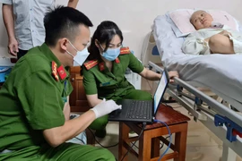 Gác việc gia đình, tranh thủ ngày cuối tuần phục vụ nhân dân