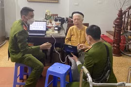 Cấp căn cước công dân cho cụ bà hơn 100 tuổi trước thềm năm mới