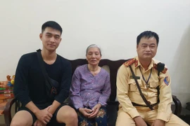 Hình ảnh đẹp người cảnh sát giao thông, đưa bà cụ đi lạc về với gia đình