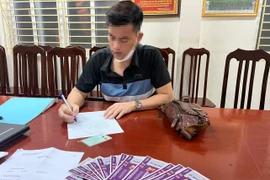 Gom giấy mời vé xem trận chung kết, bán 20 triệu đồng/ cặp