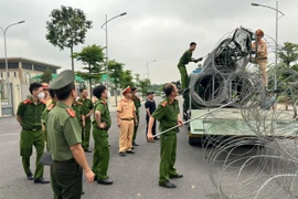 Sử dụng thành thục xe chuyên dụng rải dây thép gai bảo vệ SEA Games 31