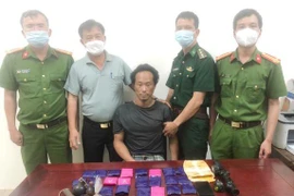 Trữ súng, lựu đạn, dao áp tải 4.000 viên ma túy tổng hợp qua biên giới