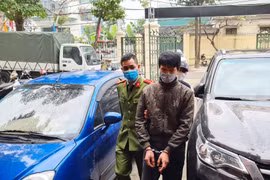 Kẻ cướp tài sản của lái xe taxi khai quá trình kề dao vào cổ nạn nhân đe dọa cướp tiền