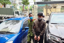 Kẻ cướp tài sản của lái xe taxi khai quá trình kề dao vào cổ nạn nhân đe dọa cướp tiền