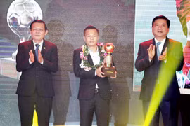 Phạm Thành Lương đoạt Quả bóng vàng Việt Nam 2016