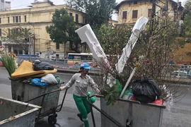 Ra Tết, vô tư xả rác ngập phố phường