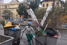 Ra Tết, vô tư xả rác ngập phố phường