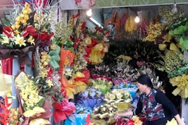 Thị trường quà tặng 20-10: Vẫn dè dặt mua sắm