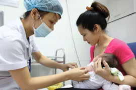 Thiếu vắc xin tiêm dịch vụ vì… chê vắc xin miễn phí