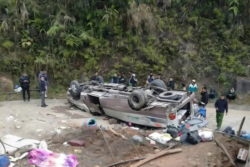 Xe chở đoàn tình nguyện đi Phình Hồ bị lật làm 8 người tử vong