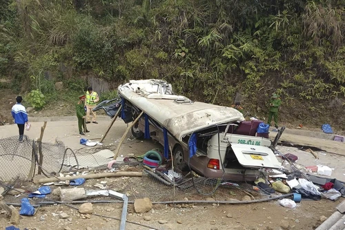 Xe chở đoàn thiện nguyện bị lật làm 9 người chết do mất phanh khi liên tục gặp đèo dốc