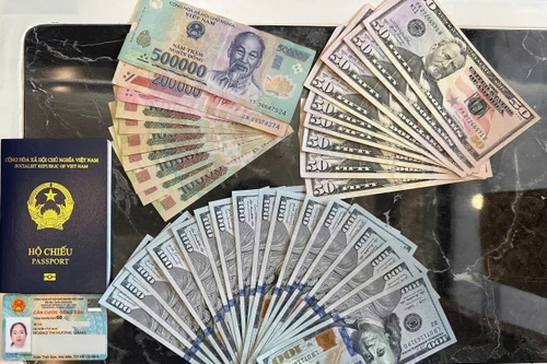 Nữ hành khách đi tàu bỏ quên hơn 2.100 USD