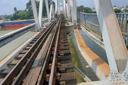 Khẩn trương đánh giá mức độ an toàn của cầu Ghềnh sau vụ sà lan va chạm 