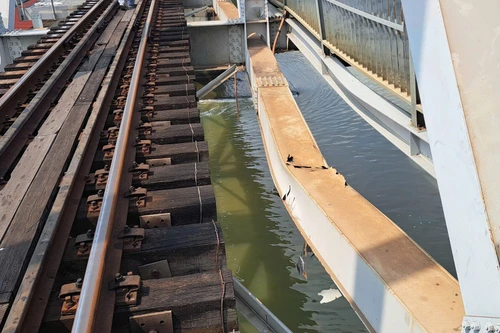 Cần dừng chạy tàu qua cầu Ghềnh để sửa chữa khẩn cấp sau vụ va chạm