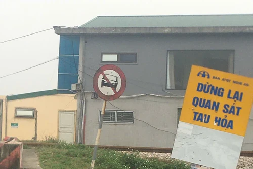 Ô tô chết máy chắn ngang đường sắt, lái tàu hãm phanh phi thường tránh tai nạn 