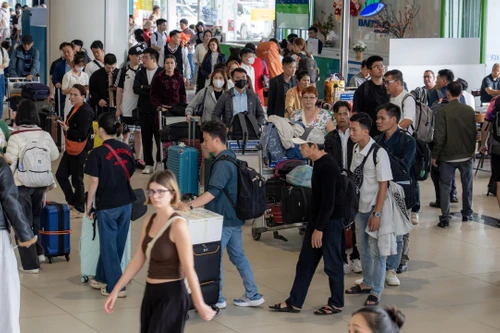 Xung đột Trung Đông khiến vé máy bay đi châu Âu căng thẳng và đắt đỏ