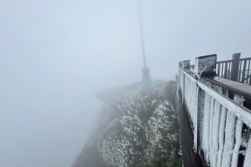 Đỉnh Fansipan xuống âm 3 độ C, băng giá phủ kín "nóc nhà Đông Dương"