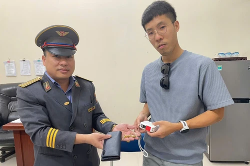 Nam hành khách ngoại quốc vội vã bỏ quên túi xách nhiều tiền mặt trên tàu