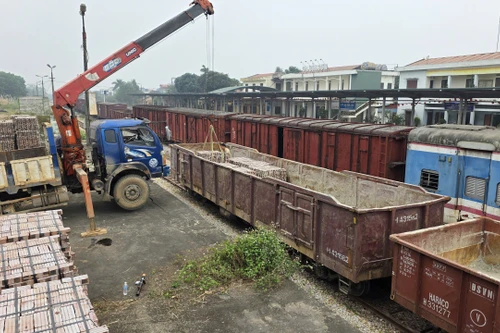 Đường sắt vận chuyển miễn phí 1 triệu viên gạch góp sức vào “Chiến dịch Quang Trung”