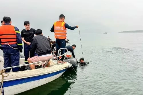 Vụ lật thuyền hồ Thác Bà làm 6 người chết: Tàu khách chở gấp đôi số người cho phép