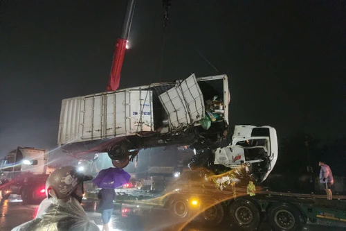 Xe tải vượt rào chắn bị tàu hỏa đâm bay xa 170m, tàu phải lùi 15m để cứu hộ xe tải