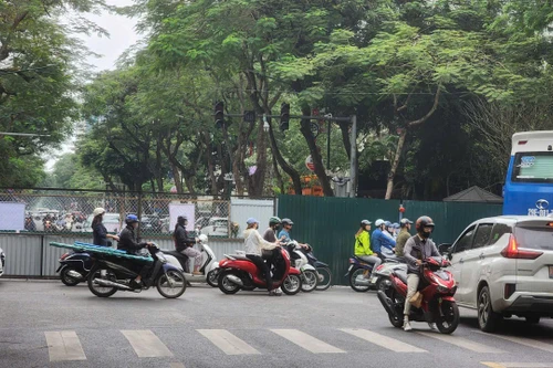 Rào chắn nhiều đoạn trên các tuyến phố khu vực trung tâm để thi công dự án chống ngập
