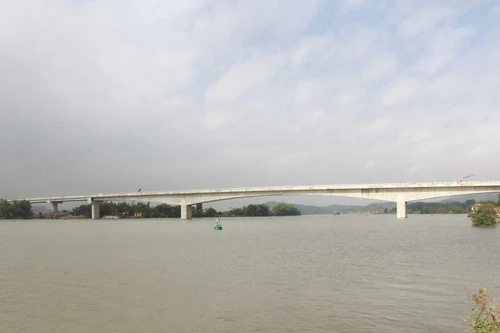 Hạn chế giao thông thủy trên sông Kinh Thầy để thi công cầu đường sắt tốc độ cao 