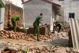 Sắc phục công an đẫm mồ hôi trên công trình Đại đoàn kết