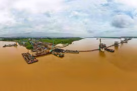 Hình hài 9 trụ cầu Hồng Hà vươn cao giữa sông Hồng 