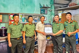 Thăm gia đình liệt sĩ Công an nhân dân nhân dịp kỷ niệm 80 năm Ngày truyền thống lực lượng An ninh