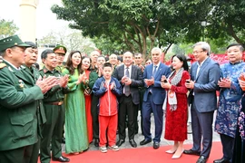 Giám đốc Công an Hà Nội chung vui ngày hội "Tết sum vầy" với nhân dân phường Nghĩa Đô