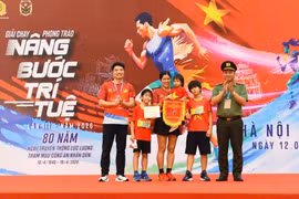 Mẹ bỉm sữa đẩy xe nôi cùng 3 con chinh phục Giải chạy "Nâng bước trí tuệ”