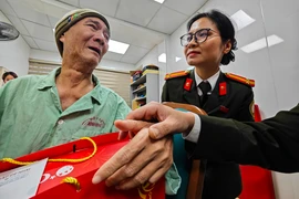 Hình ảnh chạm vào trái tim: Khi sắc phục Công an Thủ đô mang 'Tết ấm' đến bên giường bệnh"