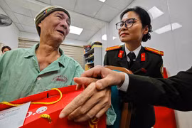 Hình ảnh chạm vào trái tim: Khi sắc phục Công an Thủ đô mang 'Tết ấm' đến bên giường bệnh"