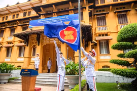 Ảnh Lễ thượng cờ kỷ niệm 31 năm Việt Nam tham gia ASEAN